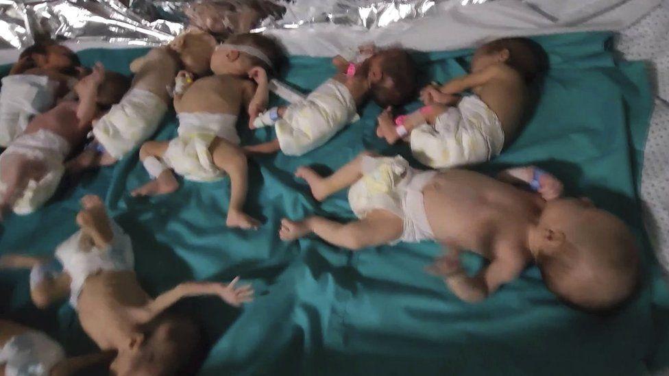 Bebés prematuros yacen juntos en el hospital Al-Shifa