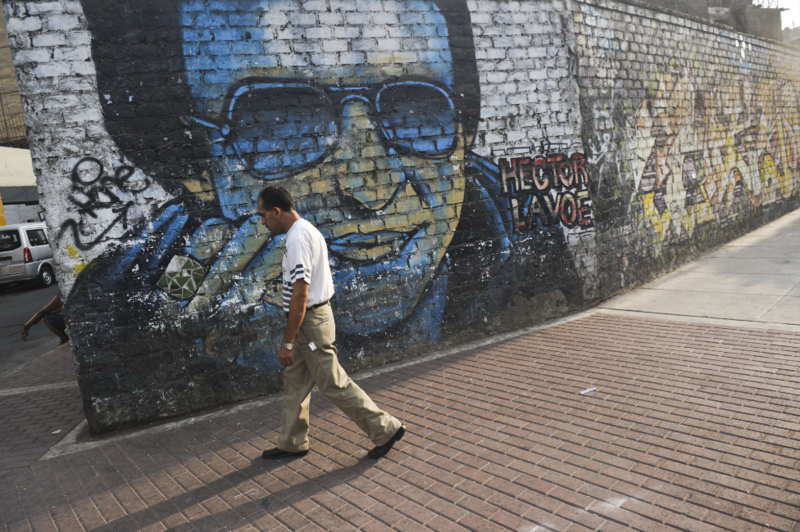 Un hombre pasa junto a un mural de Héctor Lavoe en Lima. 