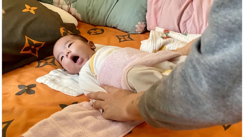 Si bayi Heng Heng akan tumbuh kembang di Shanghai, di mana masyarakatnya masih lebih menerima keluarga yang tidak memiliki ayah