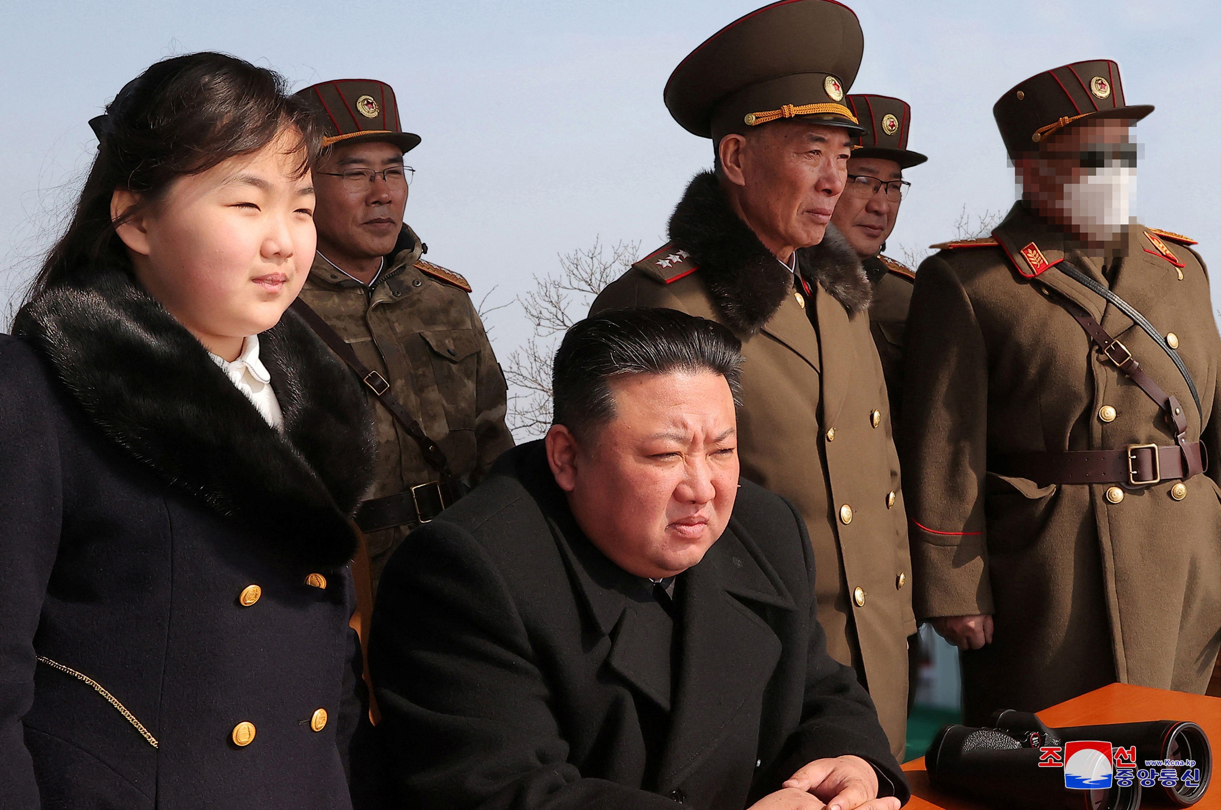 Kim Jong Un e Kim Ju Ae assistem a um exercício de mísseis em um local não revelado, em março de 2023