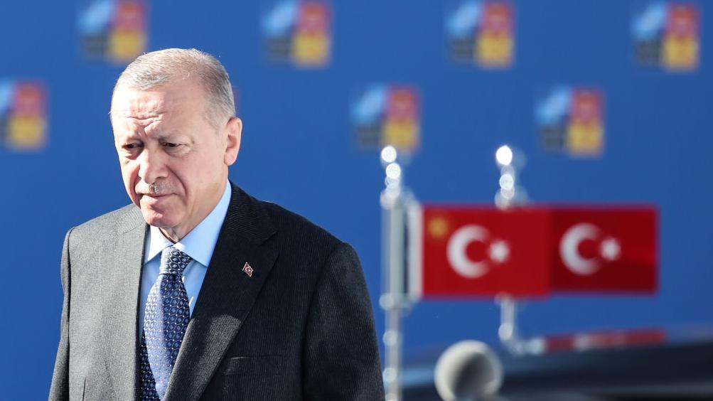 Erdoğan araç önünde yürüyor