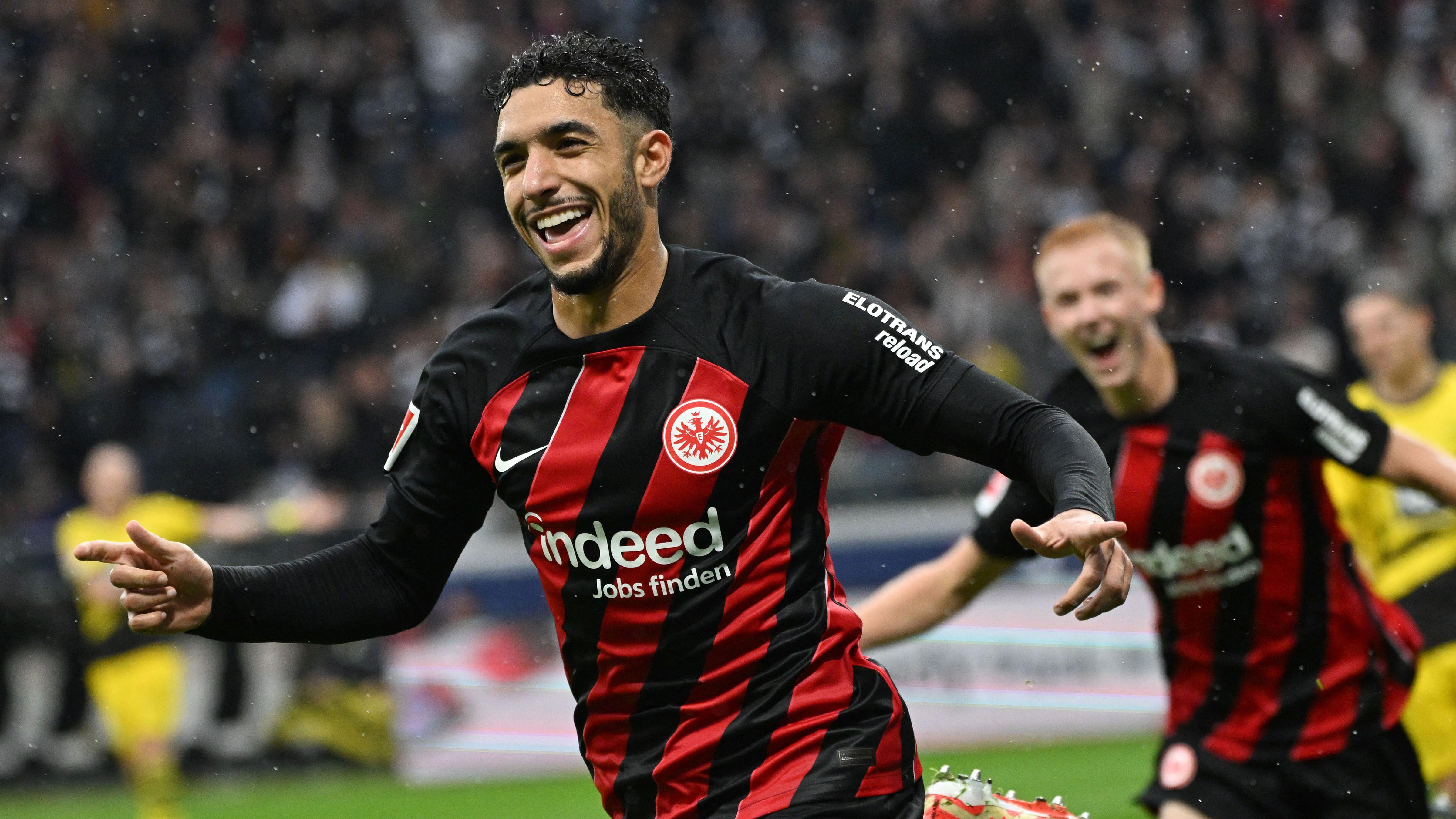 اللاعب المصري عمر مرموش بقميص ناديه أينتراخت فرانكفورت