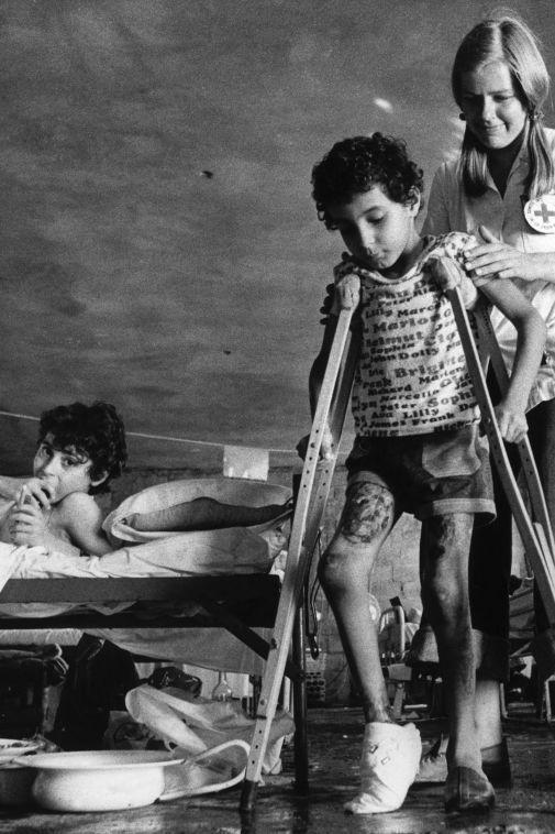 أطفال جرحى في الحرب الأهلية في لبنان 