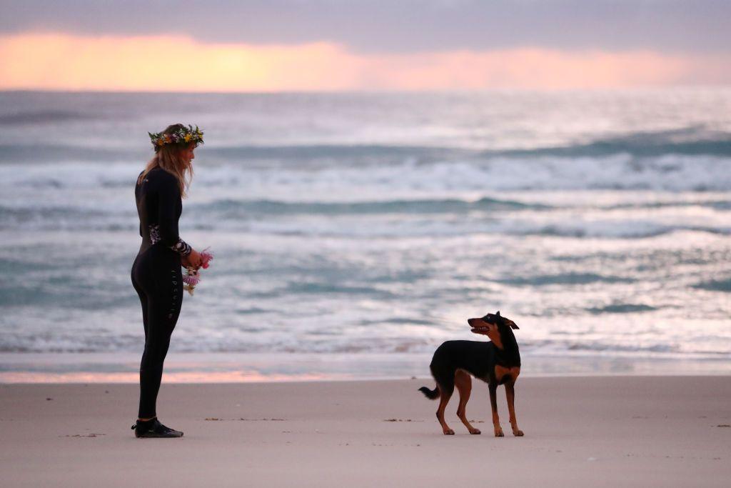 Ellidy Pullin con su perro al atardecer, frente al océano