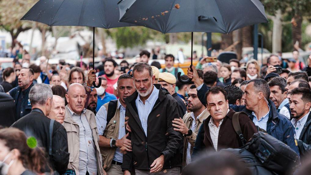 El rey Felipe VI por las calles de una de las localidades afectadas.