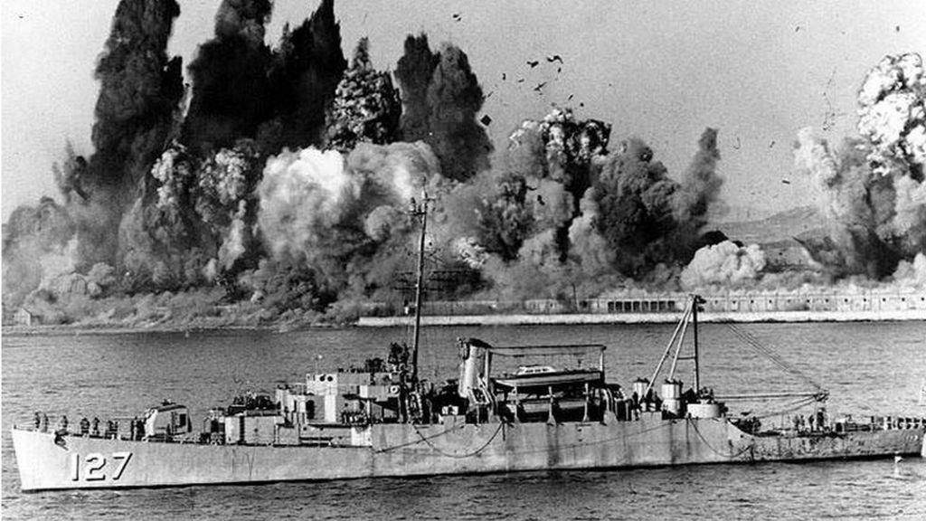 El ejército estadounidense detona las instalaciones del puerto a su salida de Hungnam.