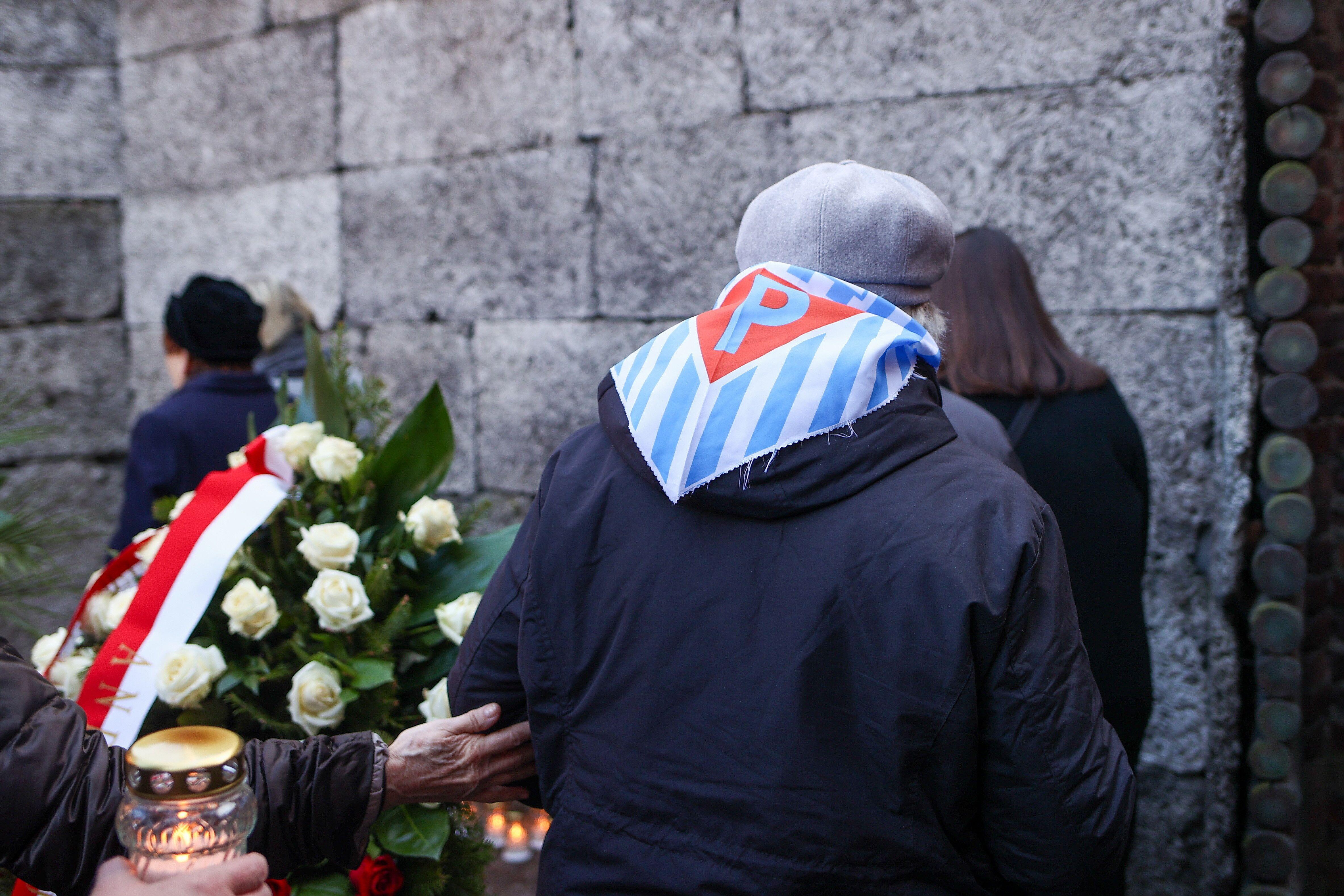 Polaganje venaca ispred Zida smrti u Aušvicu tokom obeležavanja 80. godina oslobođenja logora