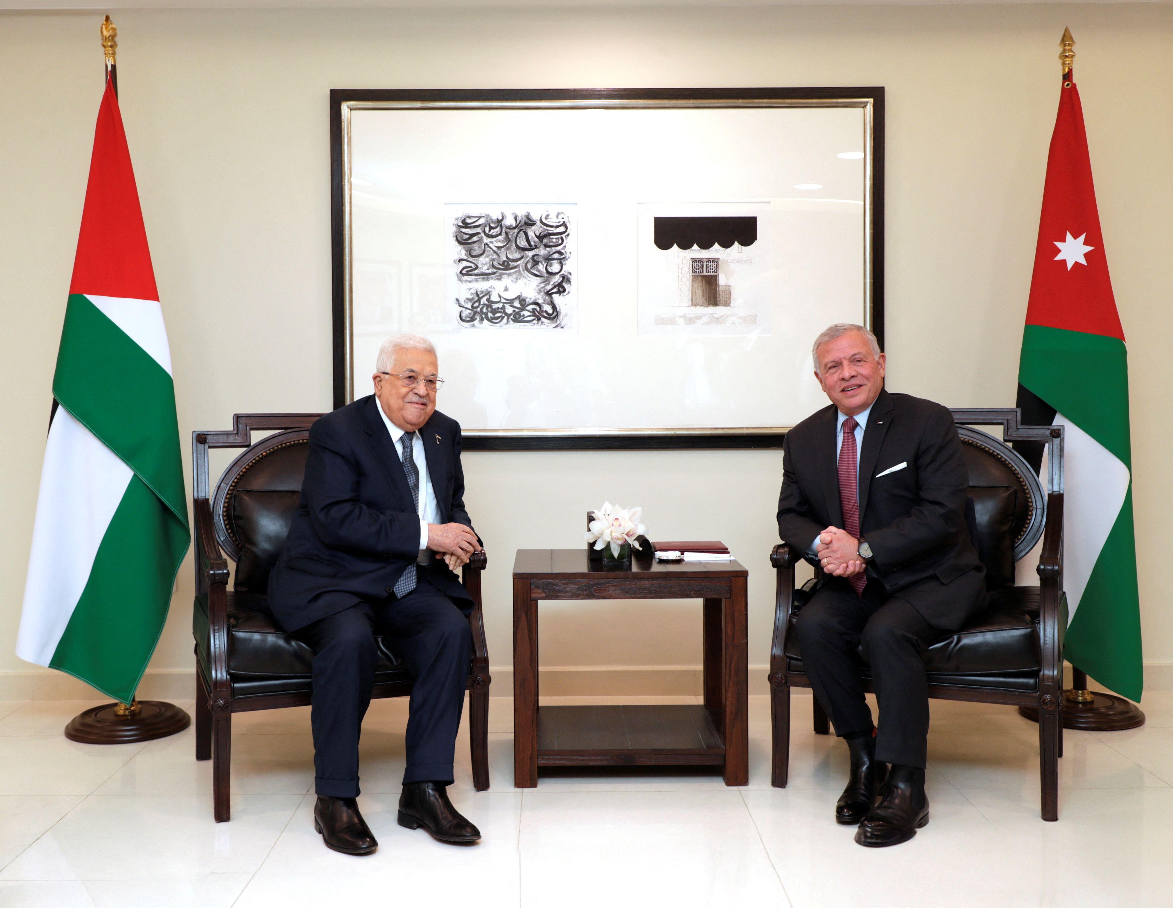 الملك الأردني خلال لقائه الرئيس الفلسطيني محمود عباس.