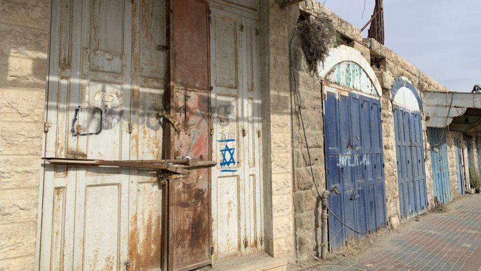 Bekas toko-toko Palestina di wilayah Hebron yang dikuasai Israel