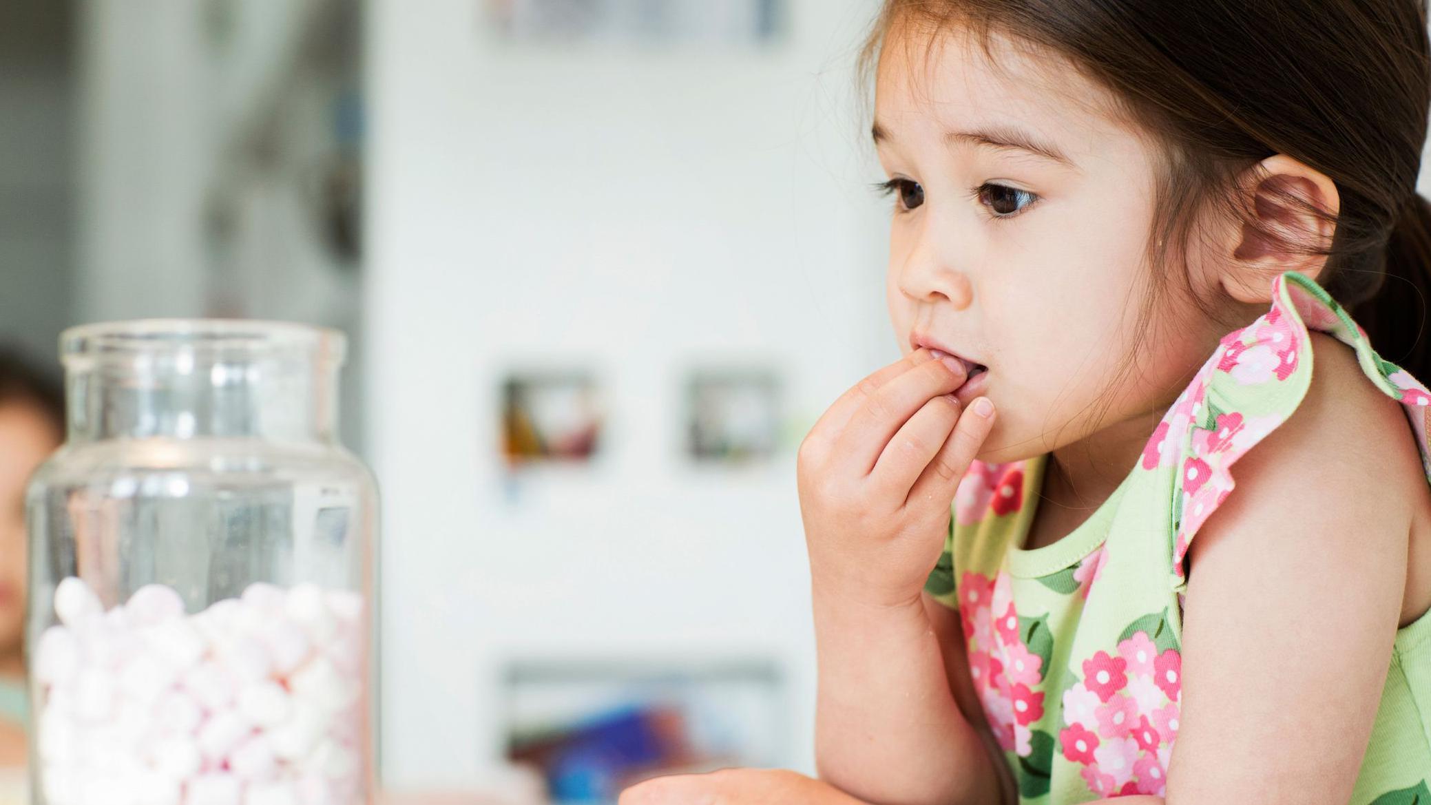 Niña mirando marshmellow