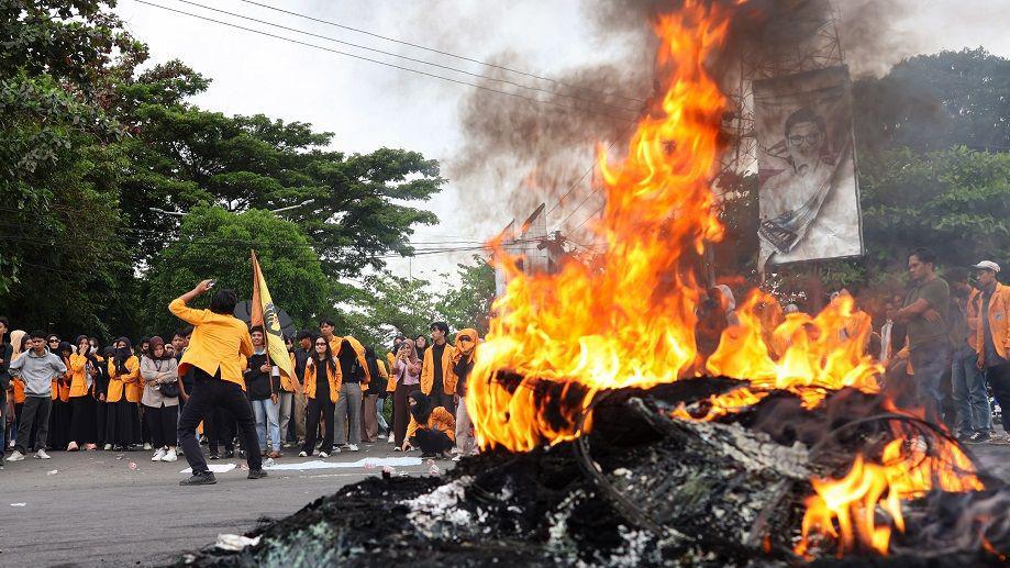 Mahasiswa Universitas Negeri Makassar melakukan aksi unjuk rasa di depan Kampusnya di Makassar, Sulawesi Selatan, Rabu (19/2/2025). Dalam aksinya tersebut mereka menyuarakan sejumlah tuntutan termasuk perhatian terhadap anggaran pendidikan dan kesehatan.