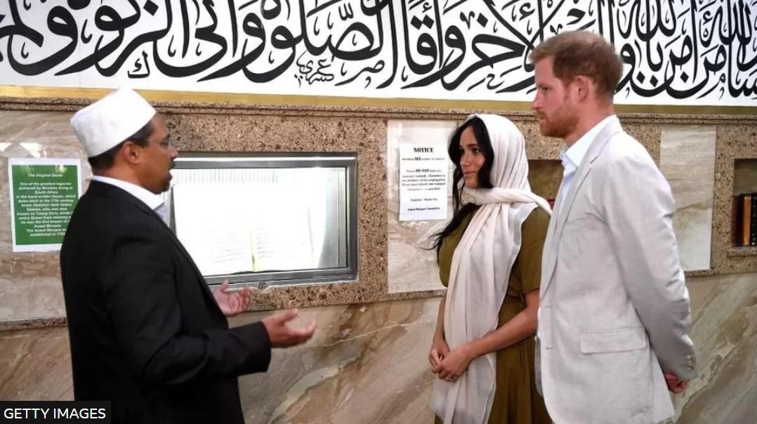 الأمير هاري وزوجته ميركل في مسجد "الأول"