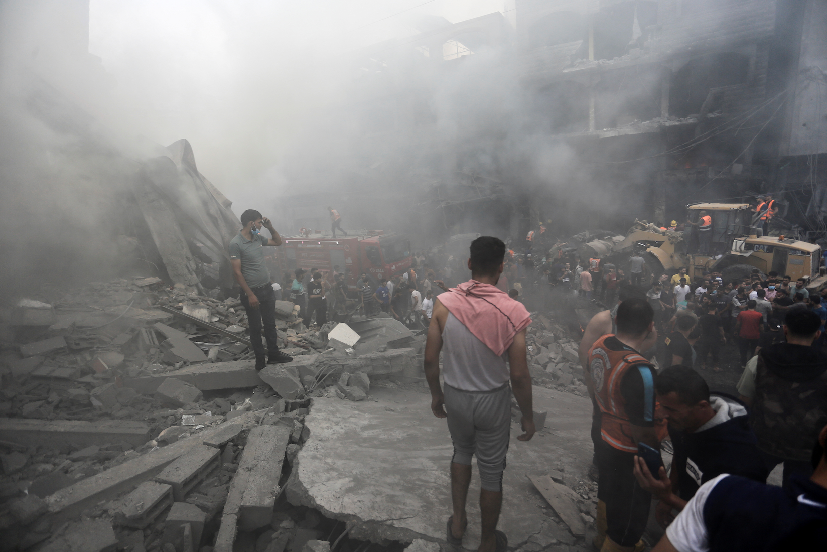 Humo y polvo generados por los bombardeos