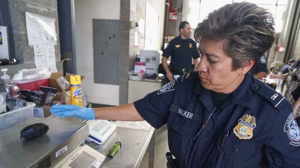 2019년 10월 2일 캘리포니아주 샌 이시드로의 샌 이시드로 입국항에서 미국 세관국경보호국 요원이 펜타닐 패키지의 무게를 측정하고 있다.