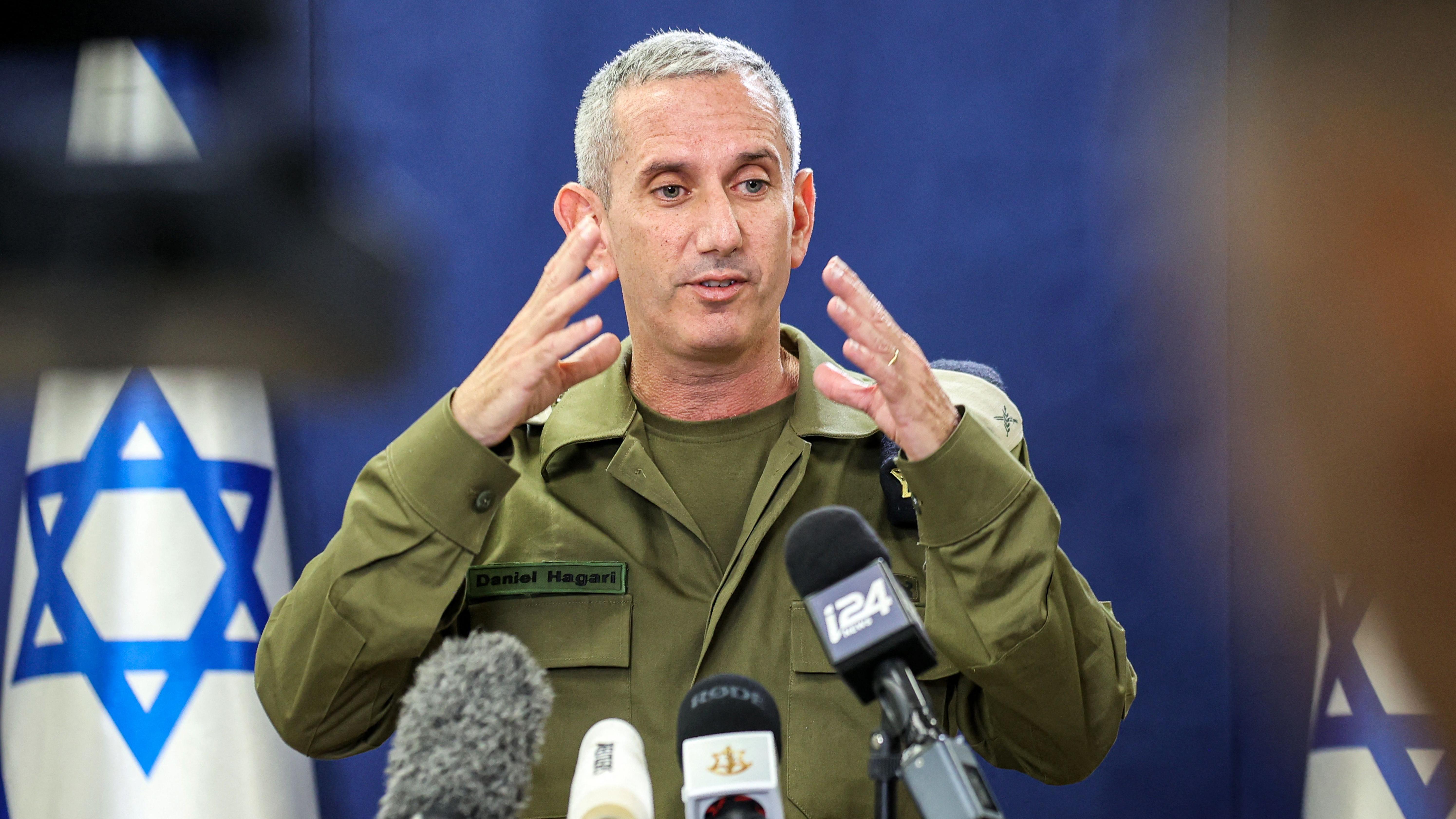 O porta-voz do exército israelense, contra-almirante Daniel Hagari, fala à imprensa no Kirya, que abriga o Ministério da Defesa de Israel, em Tel Aviv, em 18 de outubro de 2023