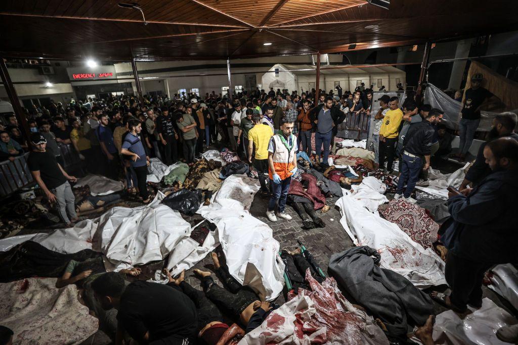 Los cuerpos de las personas muertas en un ataque aéreo israelí contra el hospital Bautista al Ahli fueron trasladados al hospital al Shifa en la ciudad de Gaza el 17 de octubre de 2023.
