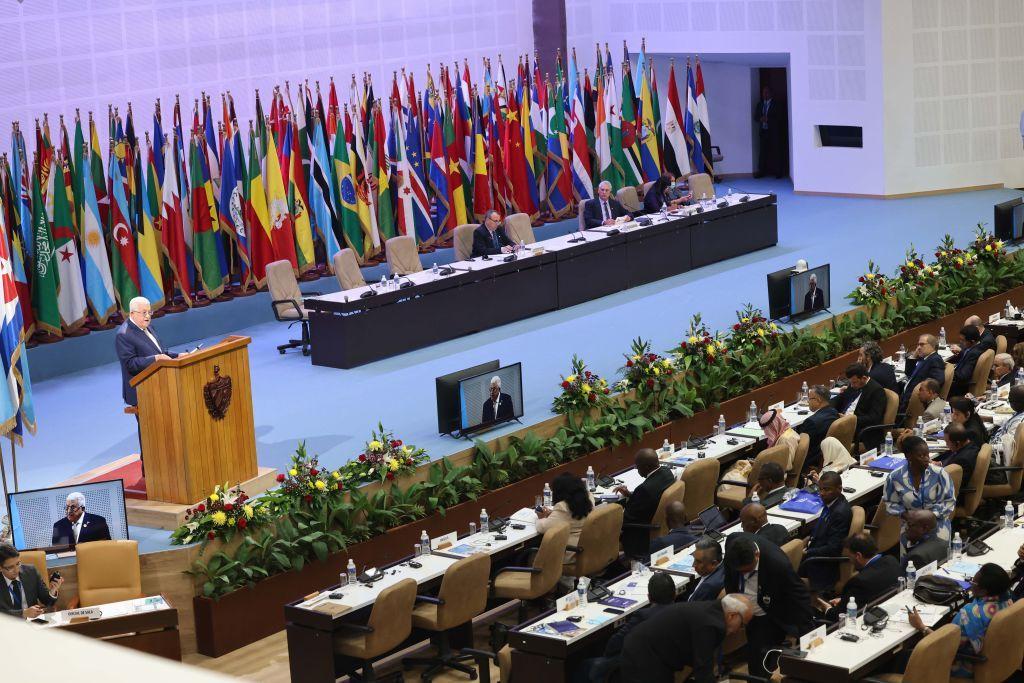 El presidente palestino Mahmoud Abbas pronuncia un discurso durante la cumbre del G77+China en La Habana.