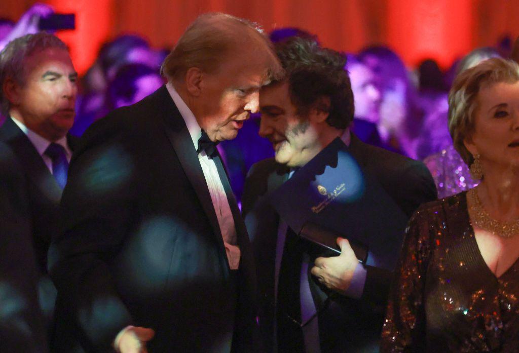 El presidente argentino, Javier Milei, pasa junto al presidente electo de Estados Unidos, Donald Trump, mientras asisten a la Gala del America First Policy Institute celebrada en Mar-a-Lago el 14 de noviembre de 2024 en Palm Beach, Florida, Estados Unidos. (Foto de Joe Raedle/Getty Images)