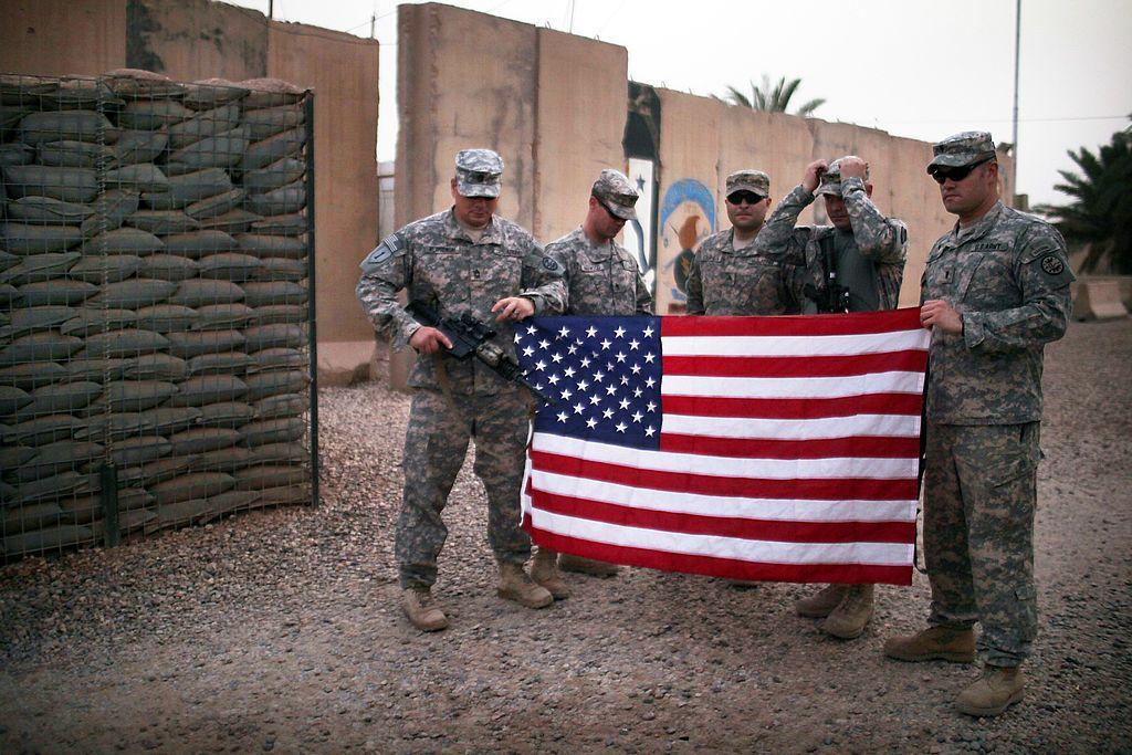 Tentara AS mengibarkan bendera AS di Irak