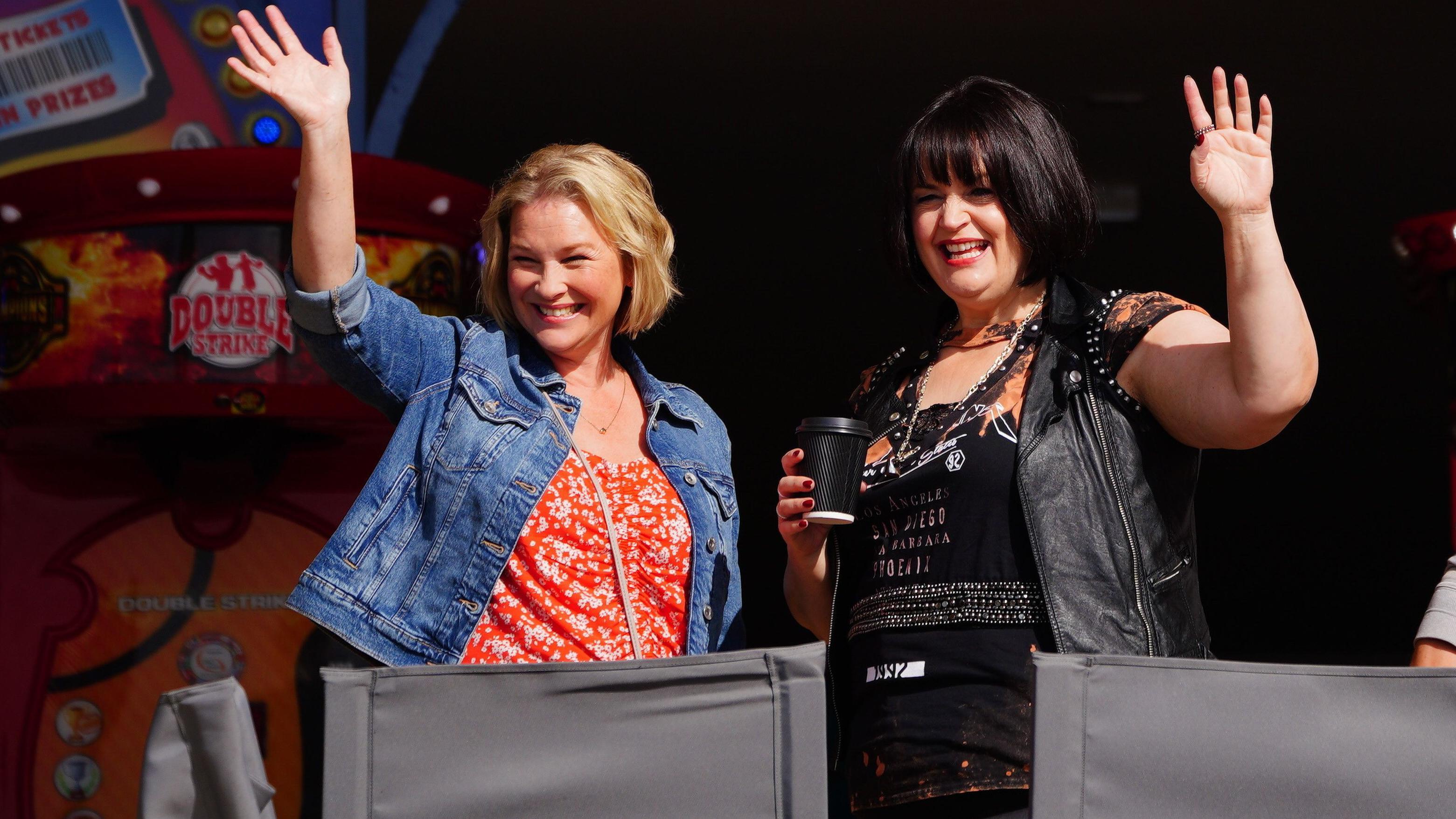 Joanne Page e Ruth Jones acenando para as câmeras em Barry Island, no País de Gales