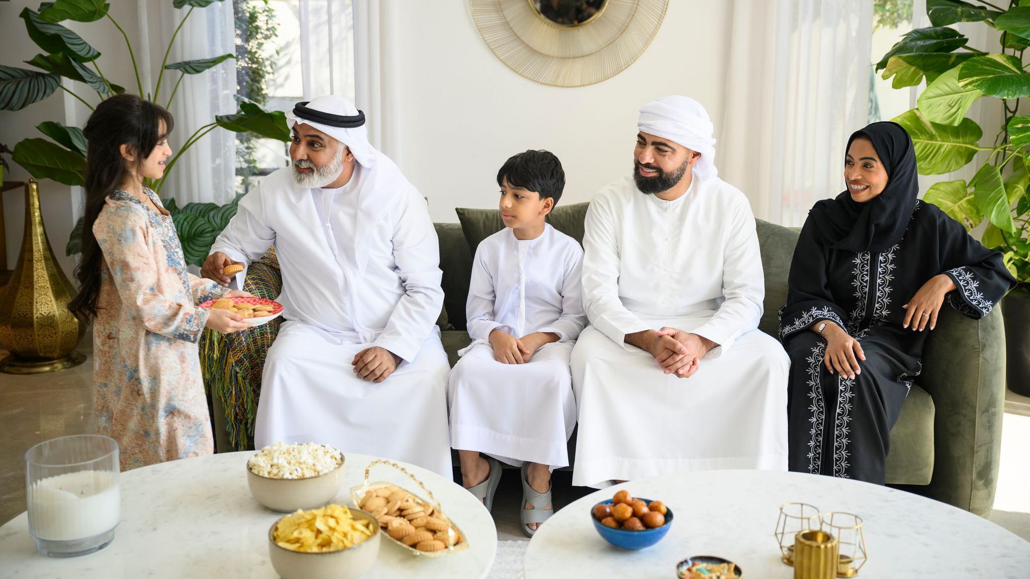 عائلة تحتفل بعيد الفطر