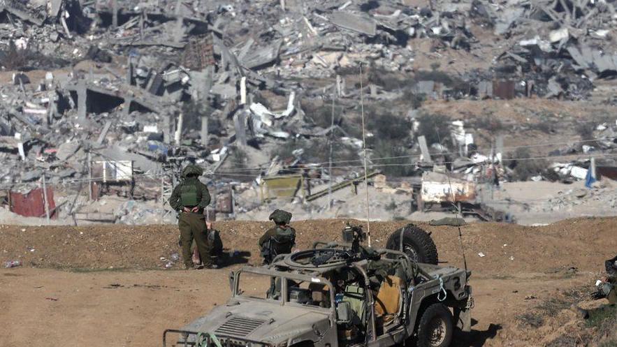 قوات إسرائيلية تقف على مشارف قطاع غزة المدمر