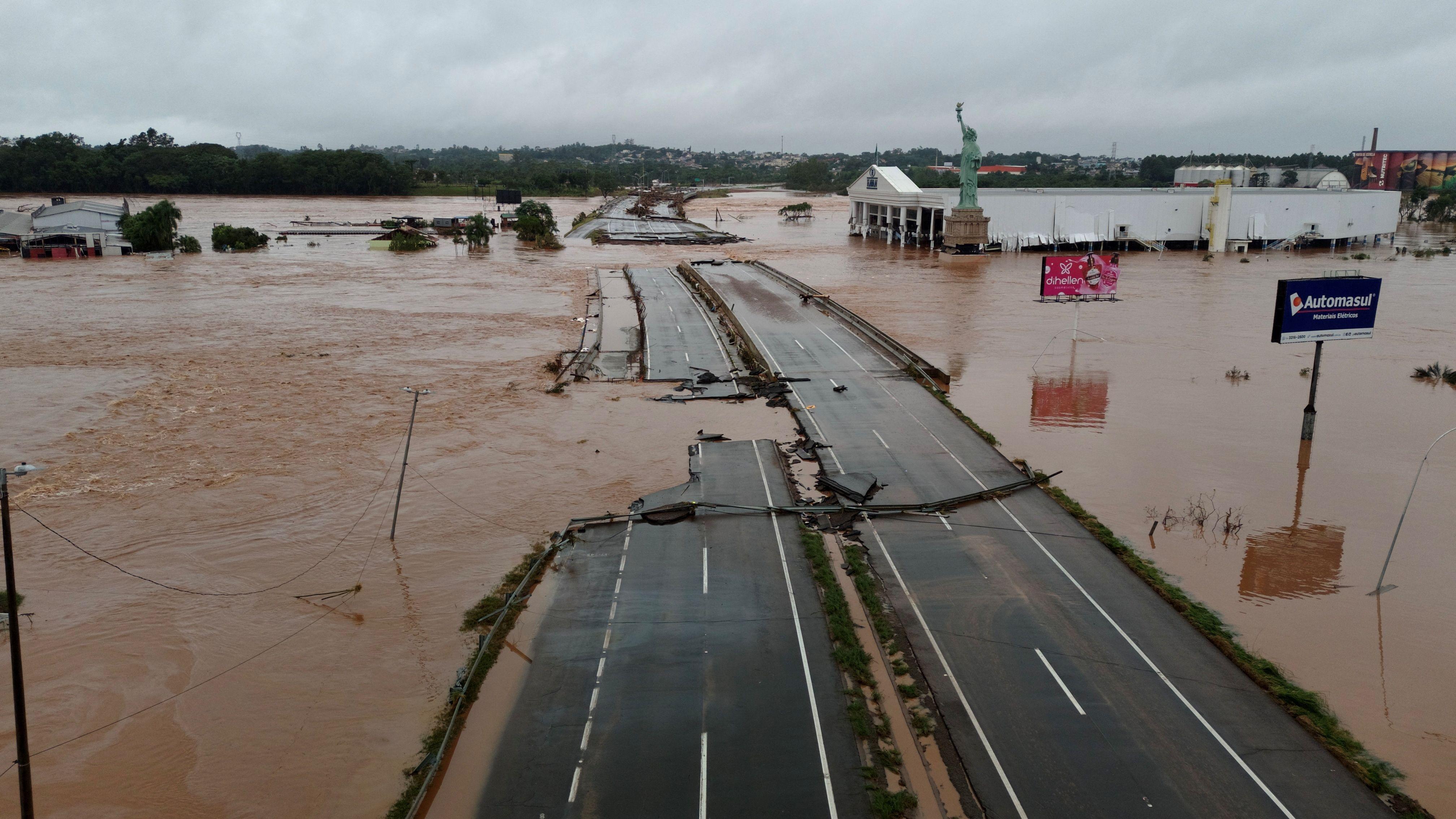 Rodovia destruída pelas chuvas em Lajeado (RS)