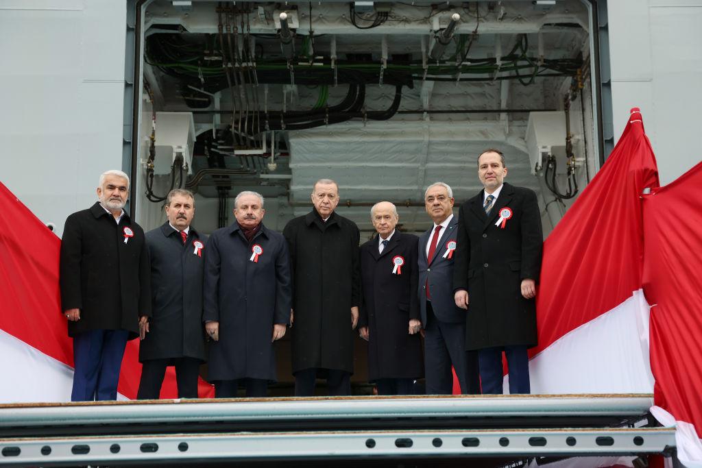 HÜDA PAR Genel Başkanı Zekeriya Yapıcıoğlu (En soldaki) ve Yeniden Refah Partisi Genel Başkanı Fatih Erbakan (En sağdaki) İstanbul'dan vekil seçildi. 