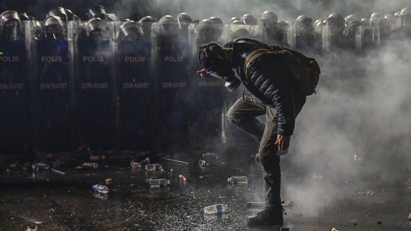 Policijci intervenišu protiv demonstranata koji su bez dozvole želeli da odšetaju do Trga Taksim u Istanbulu