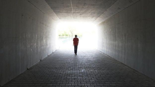 pessoa andando em túnel