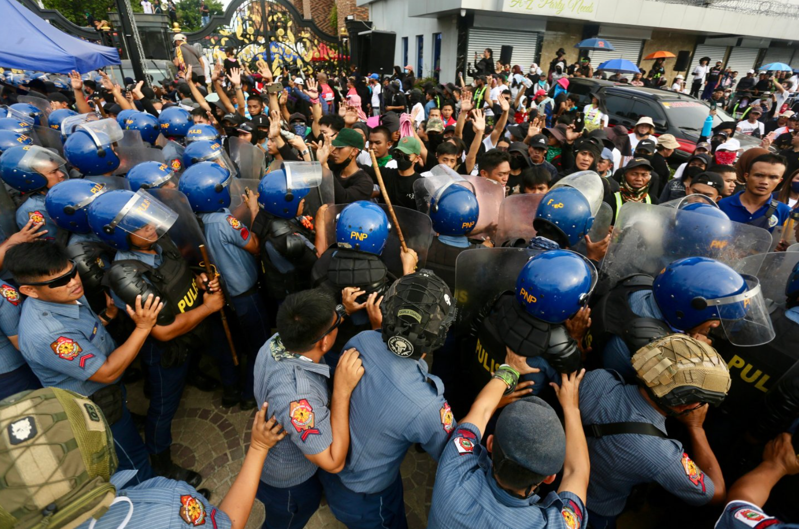 Ketegangan antara pasukan polisi dan pengikut Pendeta Apollo Quiboloy di Davao, Filipina pada 26 Agustus 2024.