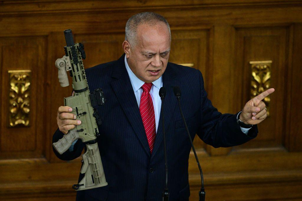 Cabello en un discurso en el Parlamento venezolano sostiene un rifle