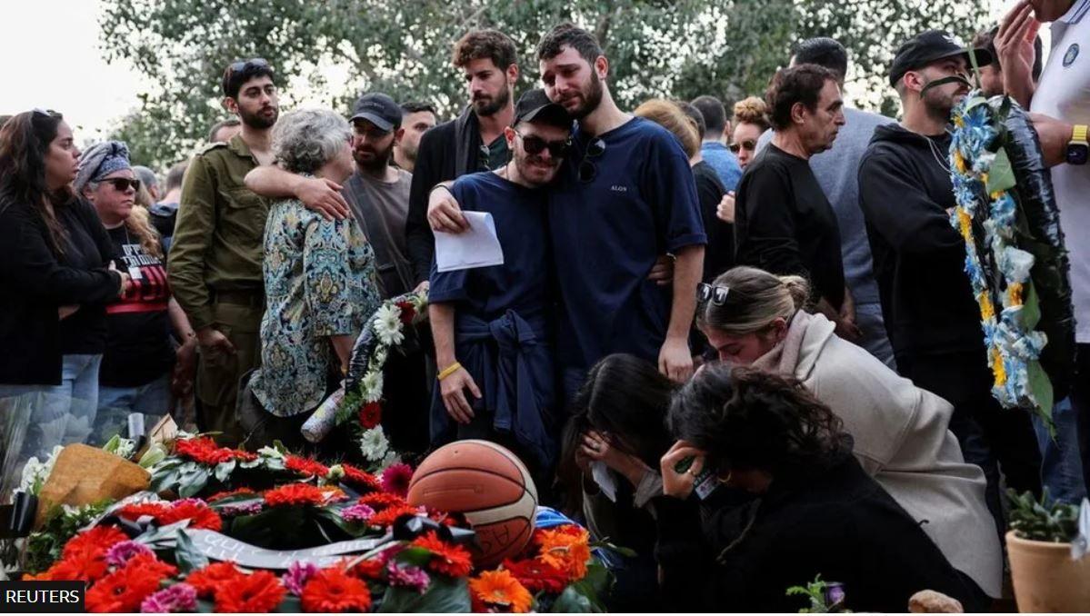 إسرائيليون يبكون عند قبر ألون شمريز