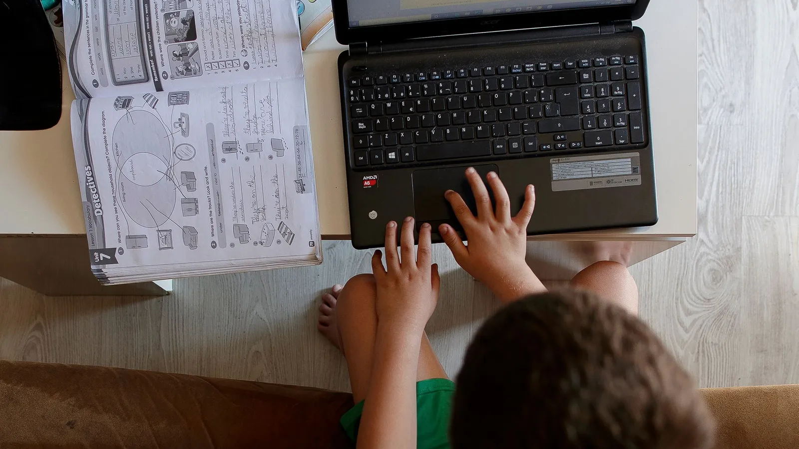 bilgisayar başında bir çocuk