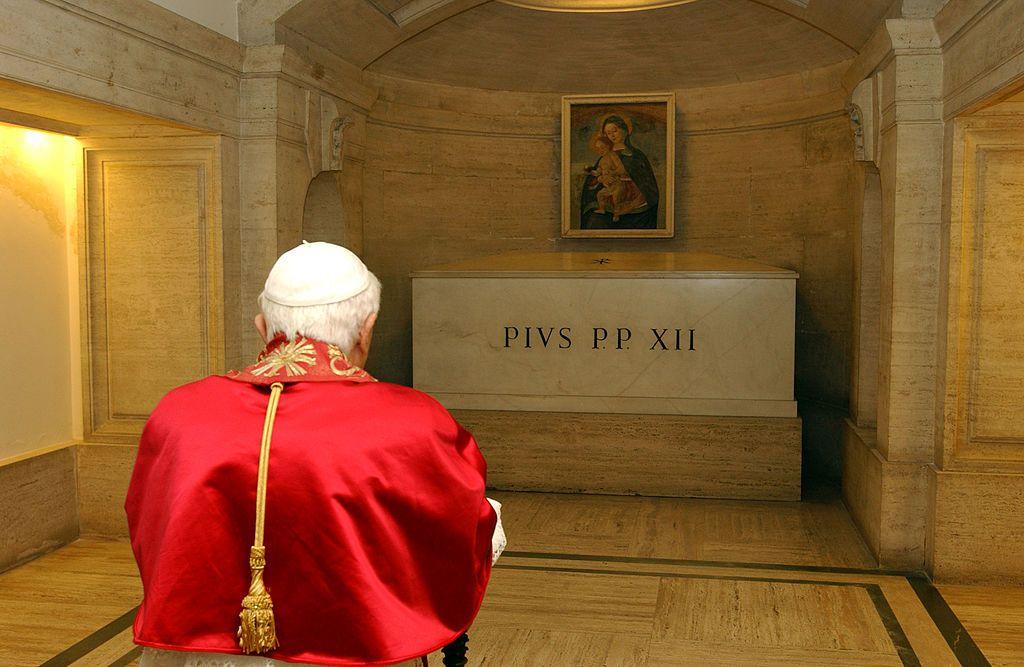 Benedicto XVI reza ante la tumba de Pío XII debajo de la Basílica de San Pedro
