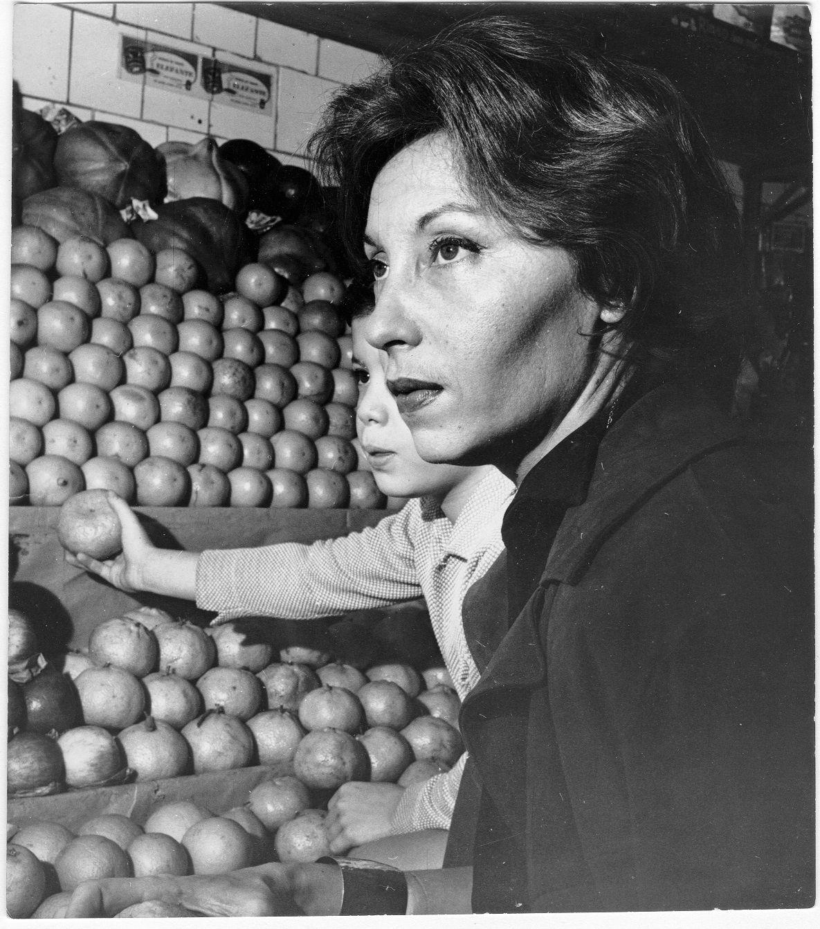 Clarice Lispector em banca de frutas com o filho Paulo 