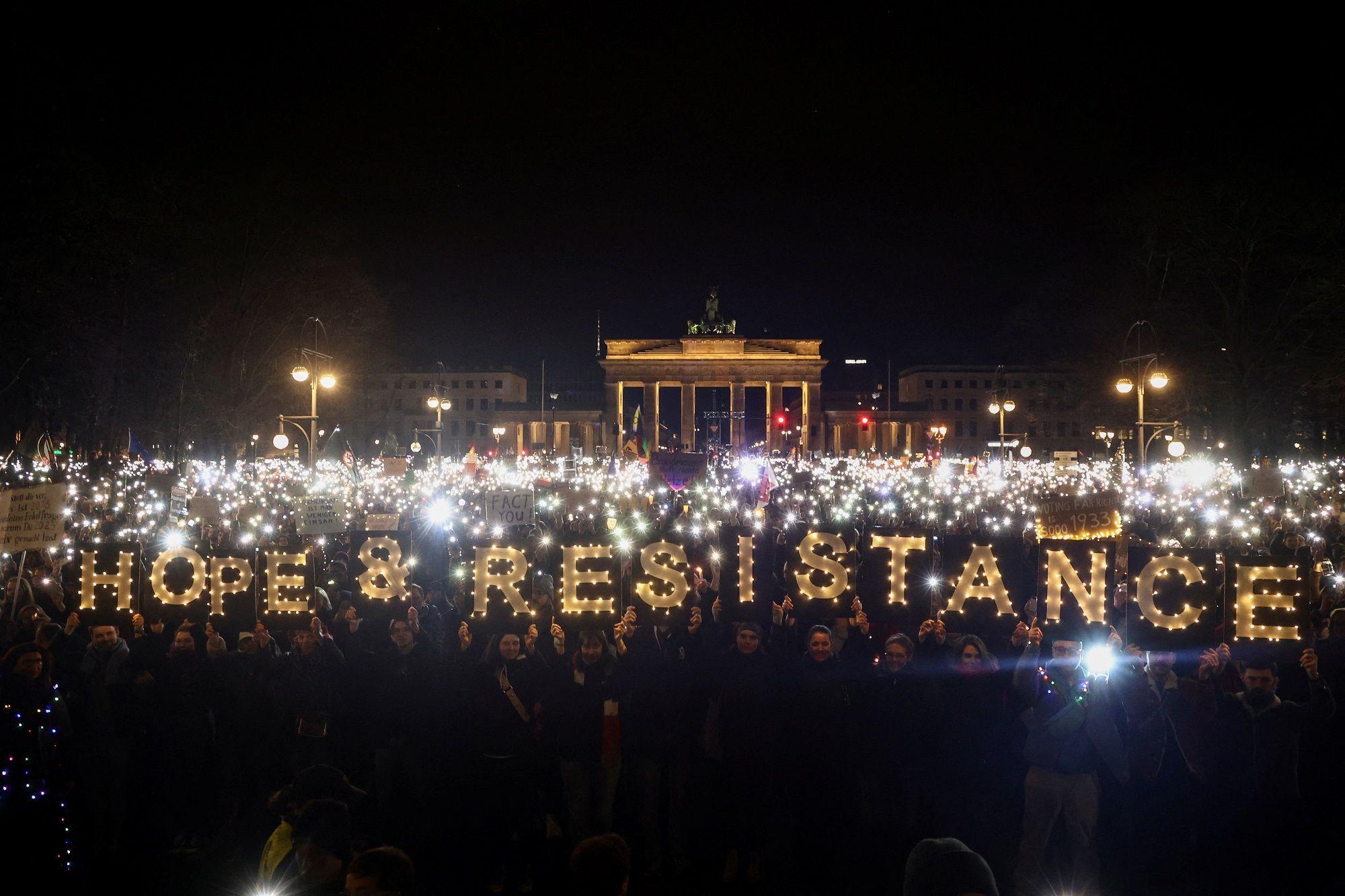 Svetla telefona i poruka nada i otpor  u Berlinu