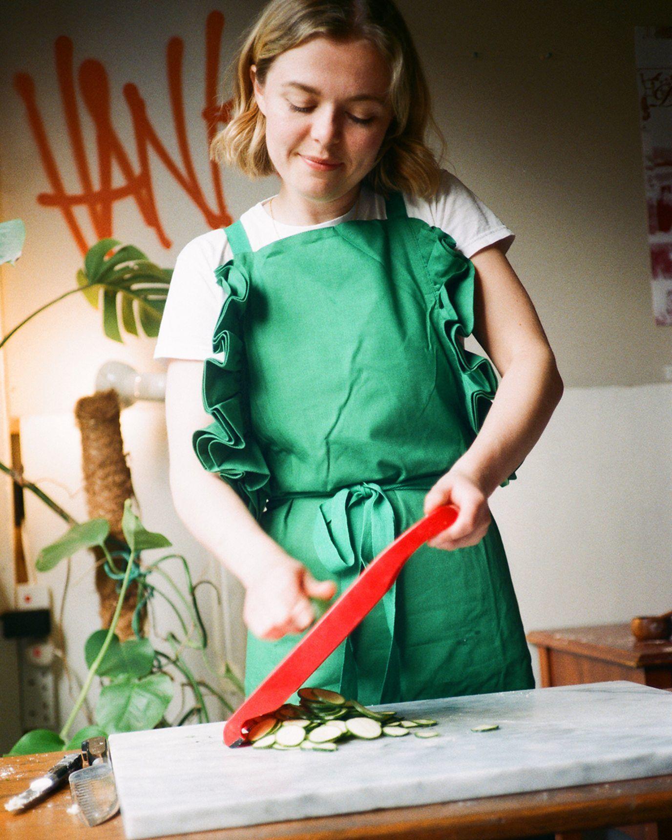 Rosie Kellett pica verduras.