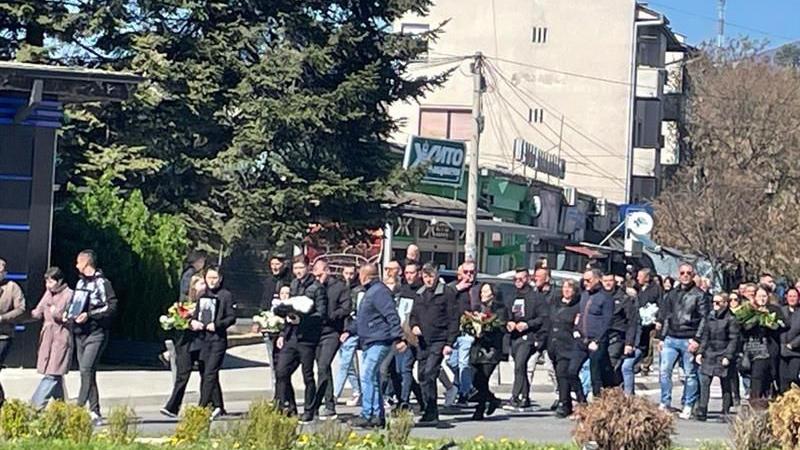 Severna Makedonija: Sahrana poginulih u požaru u diskoteci u Kočanima 3 Stanovnici Kočana sa cvećem i slikama stradalih