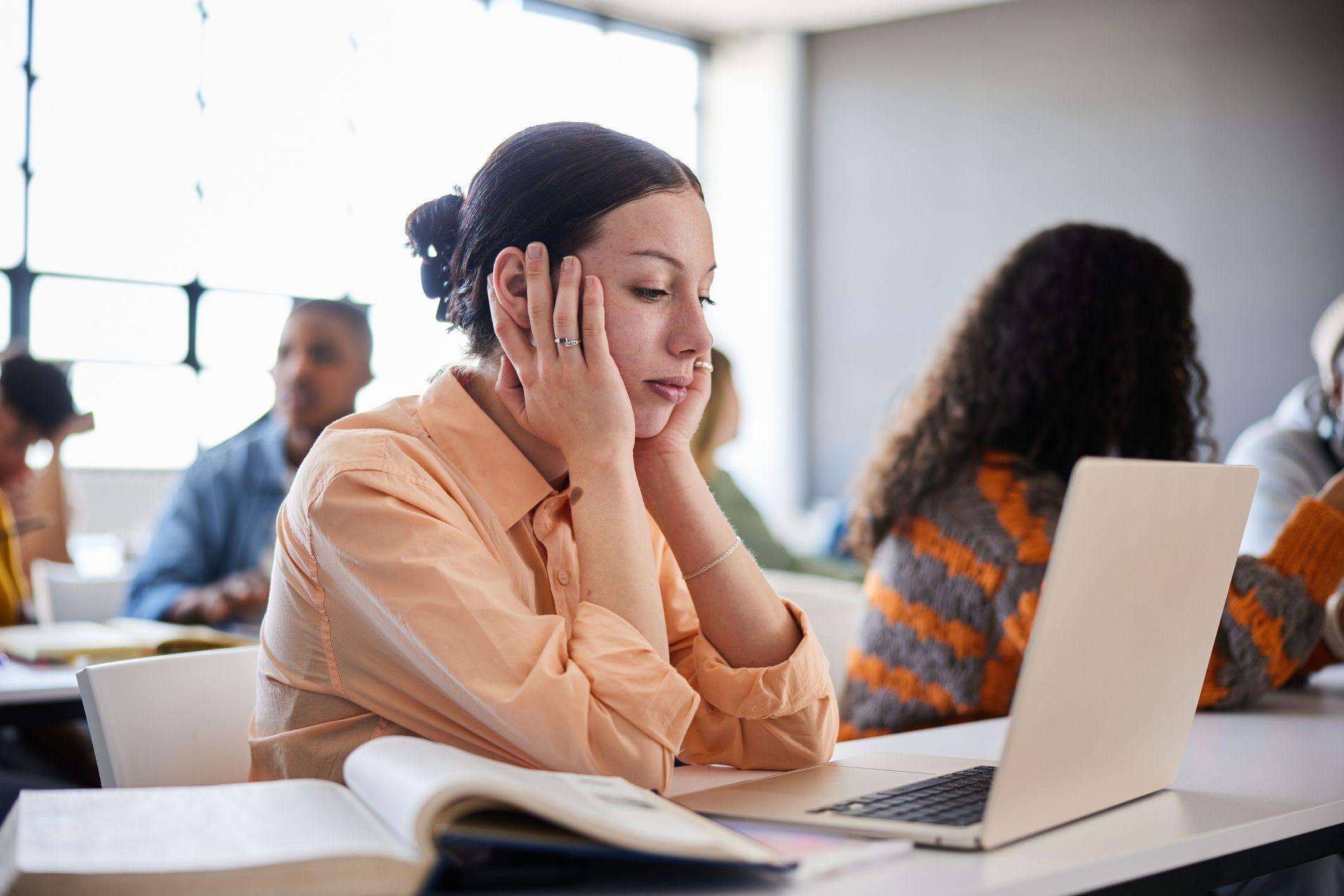 Una mujer frente a una computadora portátil