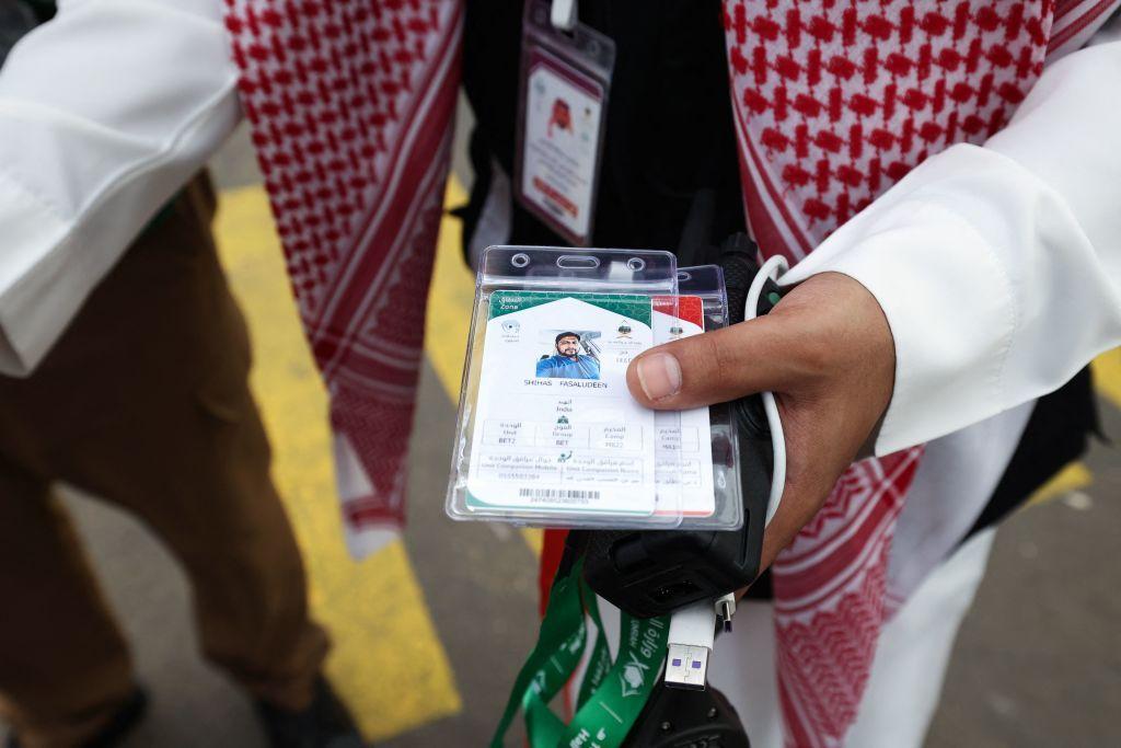 أحد أفراد الأمن السعودي يتحقق من بطاقات الحج الخاصة بالحجاج،