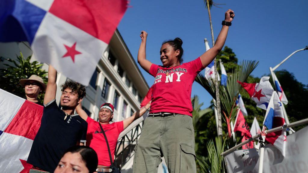 Manifestantes celebran en las calles de Panamá la declaración de inconstitucionalidad del contrato con la minera canadiense First Quantum.