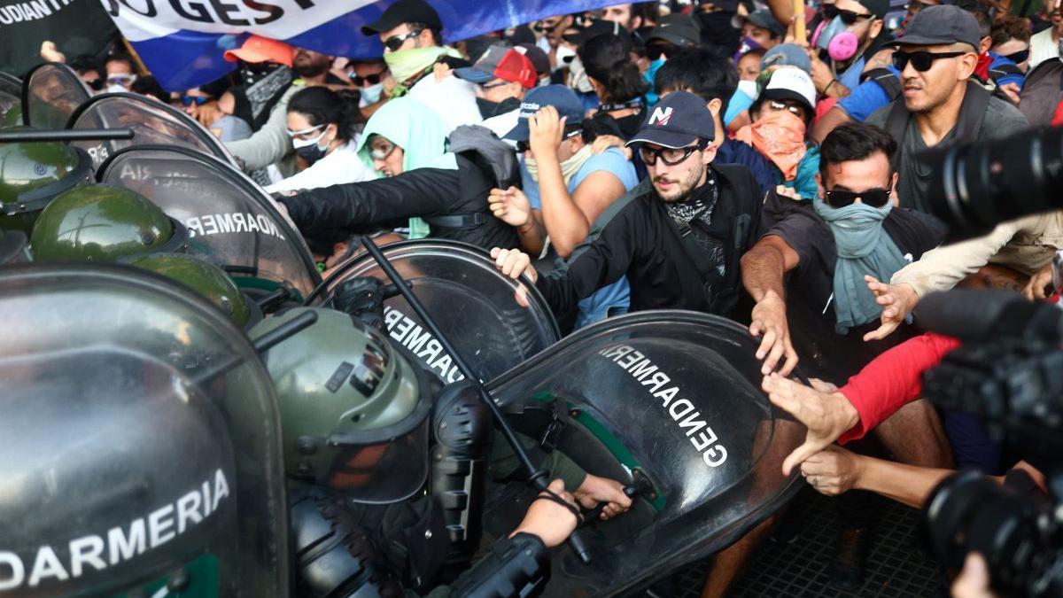 Manifestantes se enfrentan a agentes de la gendarmería en una protesta mientras se debate el proyecto de ley de reforma económica del presidente argentino Javier Milei, frente al Congreso Nacional, en Buenos Aires, Argentina, el 1 de febrero de 2024. 