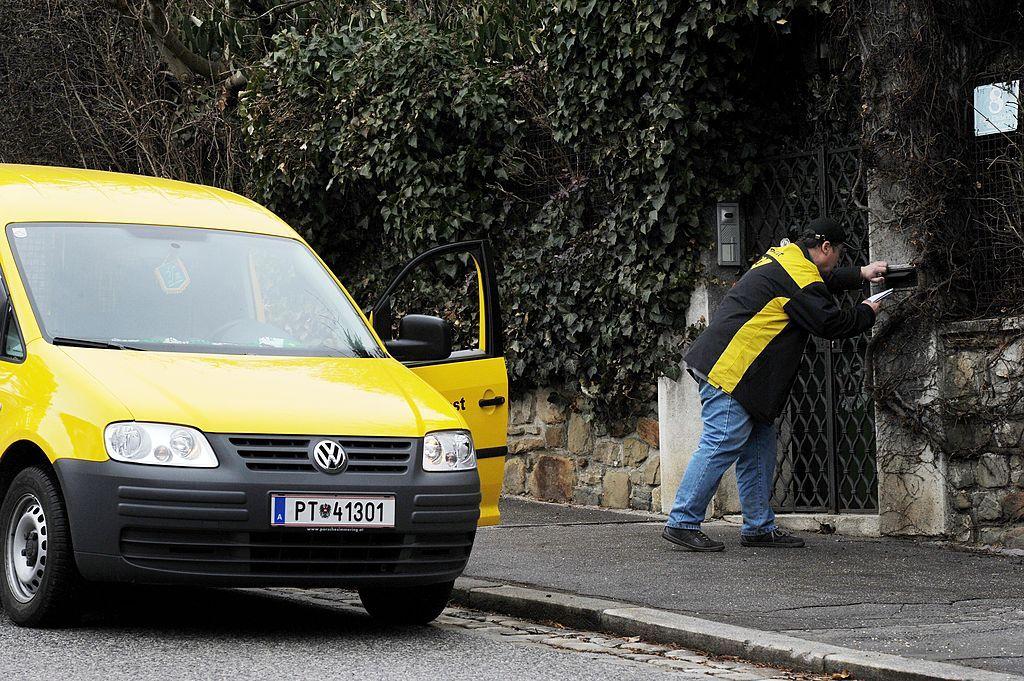 Un cartero enrtegando una carta en Viena