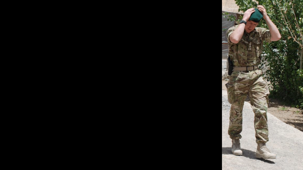 أظهرت الصور المقدمة كدليل اجتماعات لجنود أفغان من تريبلز مع شخصيات عسكرية بريطانية بارزة، بما في ذلك المدير السابق للقوات الخاصة جوين جينكينز