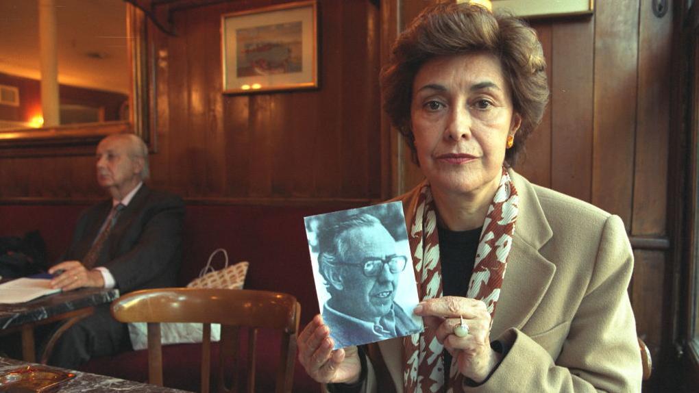 Laura González, esposa de Carmelo Soria, sujeta una fotografía del diplomático