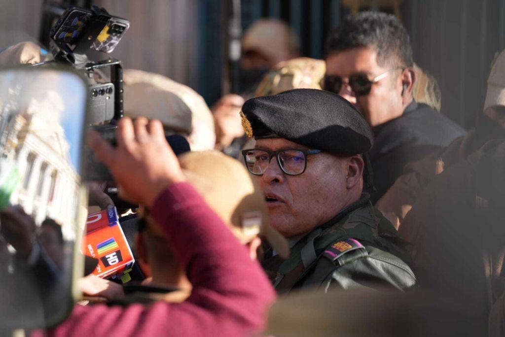 El general Zúñiga a las puertas del Palacio de Quemado