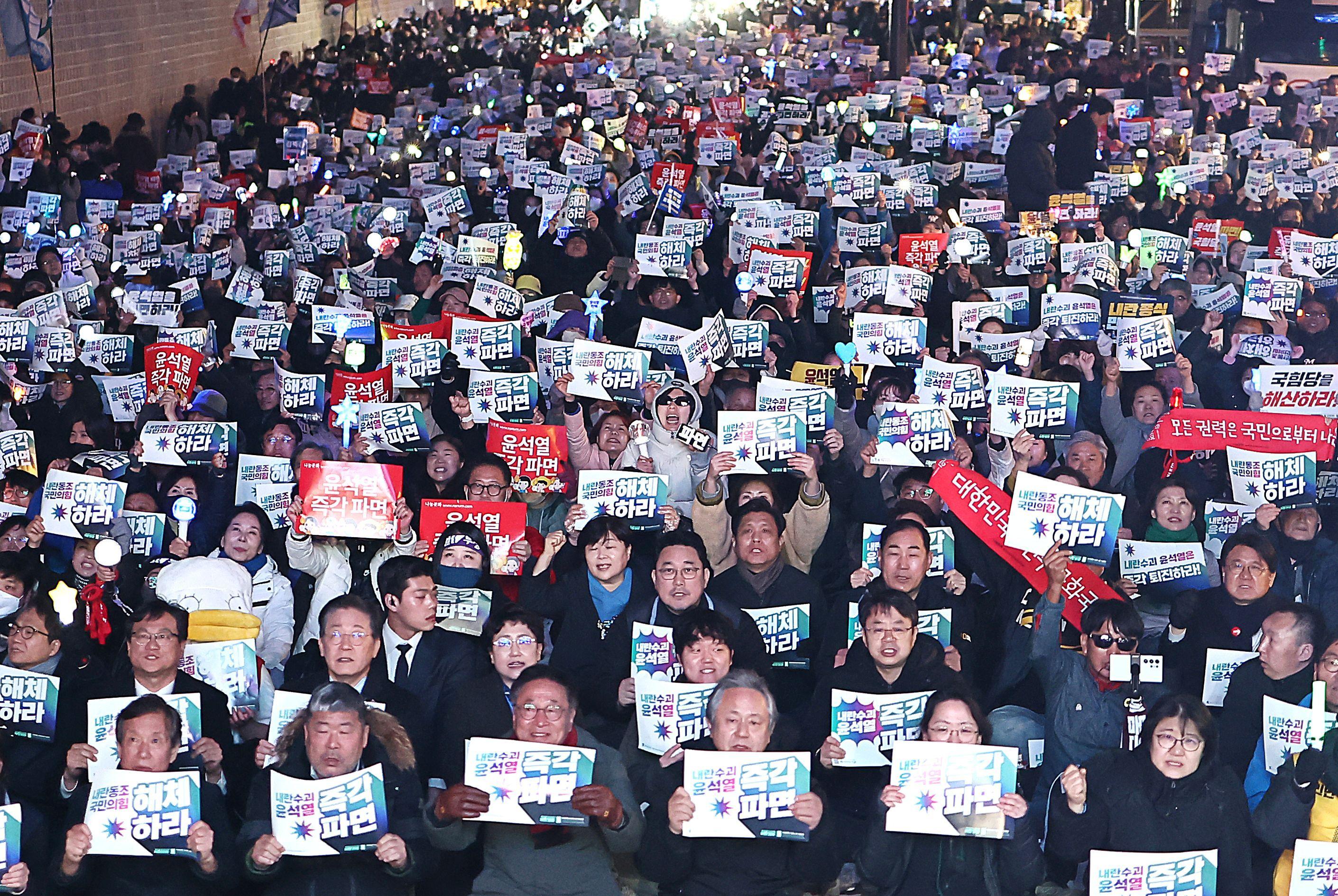 3월 9일 서울 경복궁역 근처에서 열린 윤석열 대통령 파면 촉구 집회에 야당 의원들이 참석한 모습 