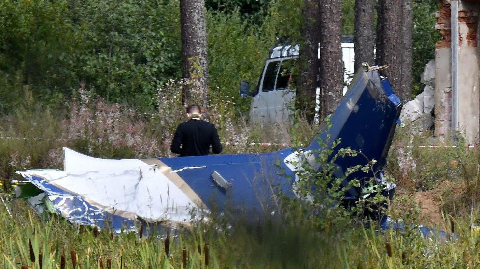 Destroços da queda do avião perto do vilarejo de Kuzhenkino, na região de Tver, em 24 de agosto de 2023.