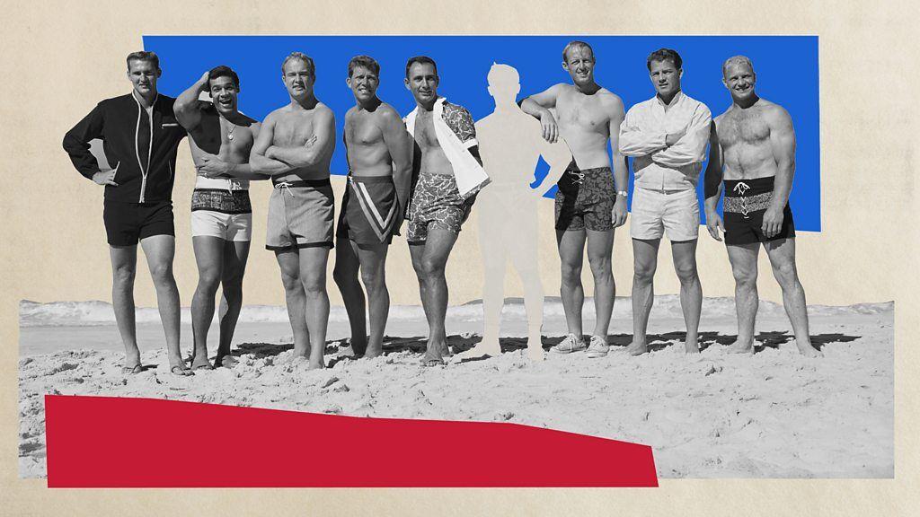 Ilustração com foto de antiga de homens lado a lado posando para foto na praia; no meio, desenho de um vulto, como se uma pessoa tivesse sido apagada